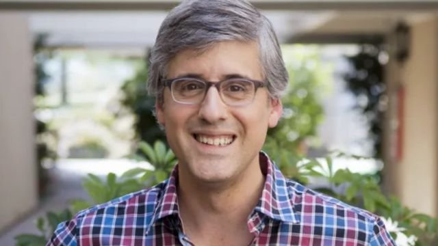 Is Mo Rocca Gay?