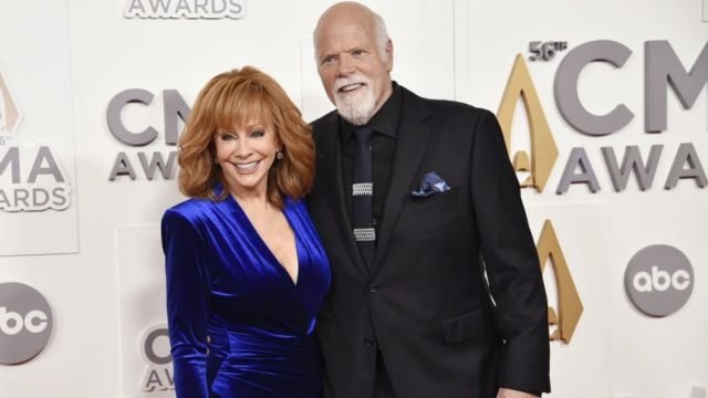 Who is Reba Mcentire Dating?